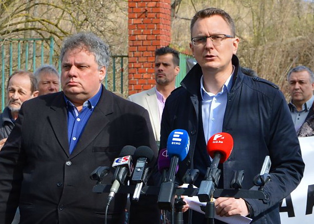 Főnökei ápolókat, tanárokat rúgnak ki amiatt, amit Vácon kifogásol a helyi Fidesz elnöke