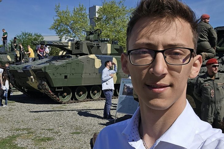 A tankokat Vácra hozó Fidesz vádolja háborúpártisággal a városvezetést 