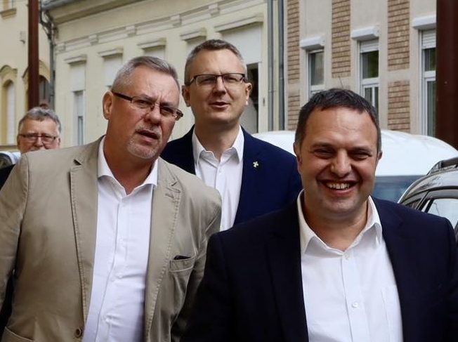 Gyáva, de azért győzelemre készül a Fidesz munkásszállós jelöltje 